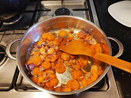 Revenir l'oignon et les carottes dans l'huile