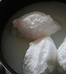 Façonner des iles avec le blanc d'œuf monté puis cuir dans l’eau. 