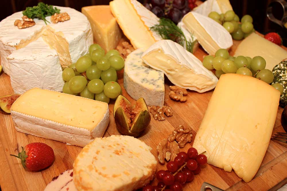 Plateau de variétés de fromages diététiques.