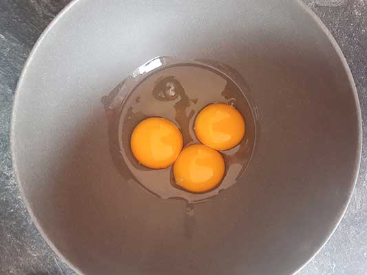 2 jaunes d'œufs + un œuf entier