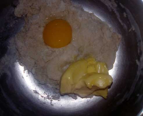 Ajouter l’œuf et le beurre 