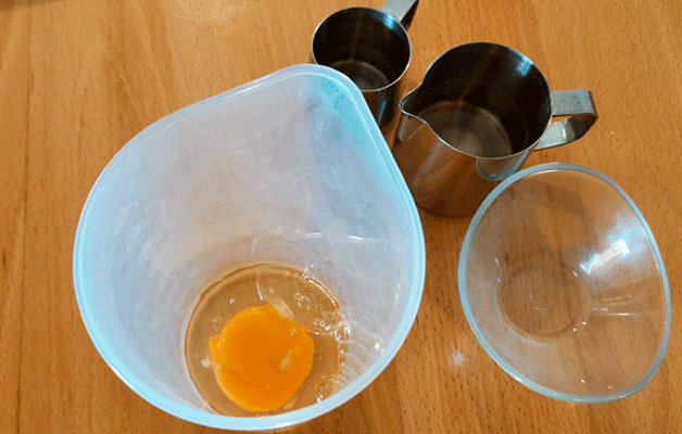Mettre l’œuf et le sel