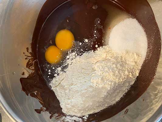 Ajouter la farine + œufs + sucre 