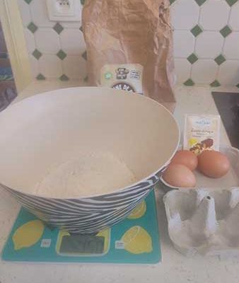 Versez la farine et les œufs