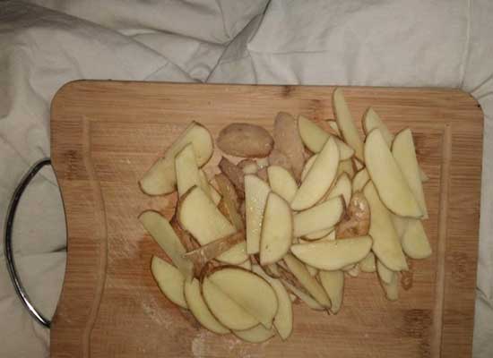 Coupez les pommes de terre 