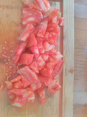Coupez la tomates 