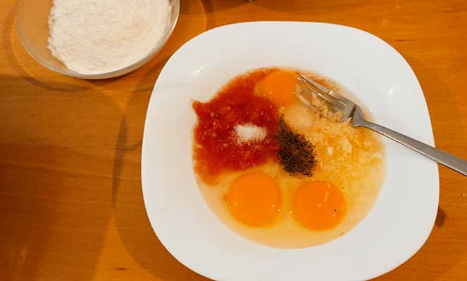 Mélange œufs, tomate et ail