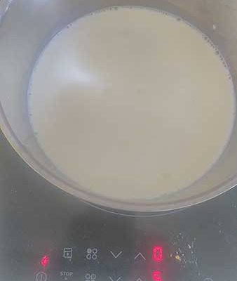 Versez le lait dans une casserole