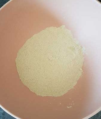 Versez la farine de sarrasin
