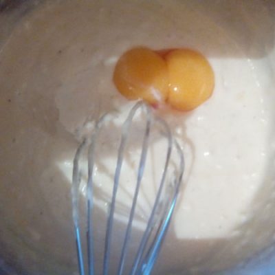Ajouter les œufs et le fromage 