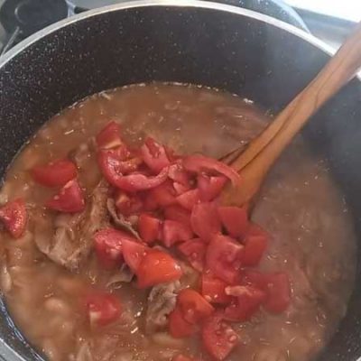 Ajouter tomate coupée 