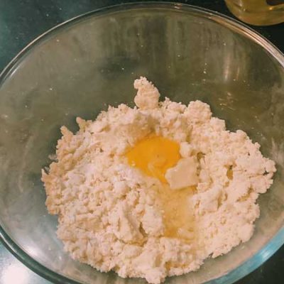 Ajouter l’œuf et l'eau 