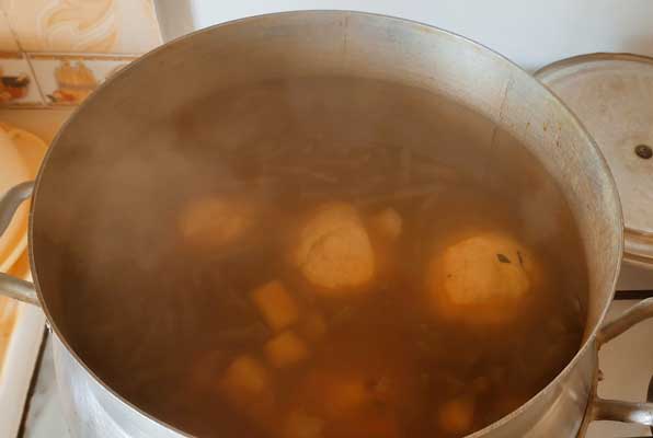 Plonger les boulettes dans la sauce