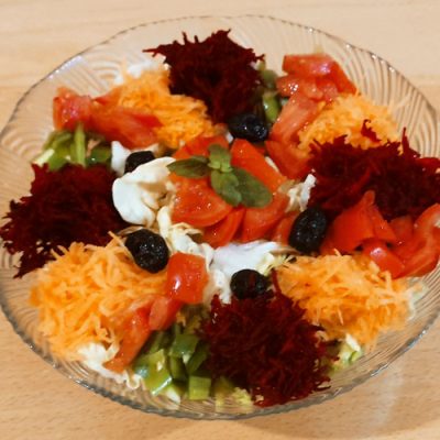 Salade composée aux tomates, poivrons, carottes et betteraves