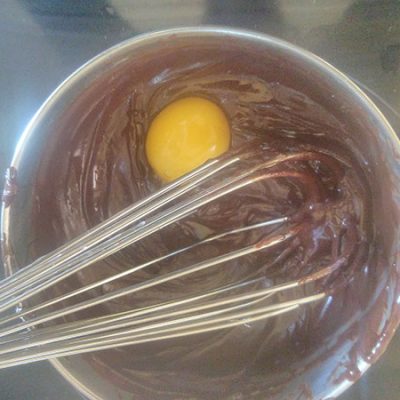 Ajouter le jaunes d’œuf au chocolat 