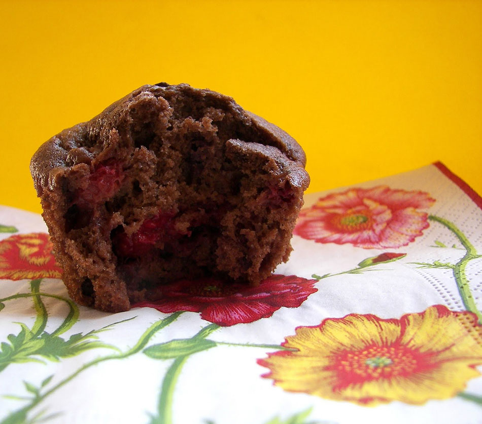 Muffins moelleux au chocolat et framboises 