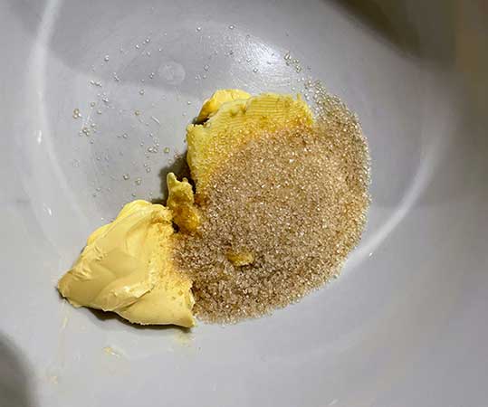 Mélanger le beurre margarine + sucre 