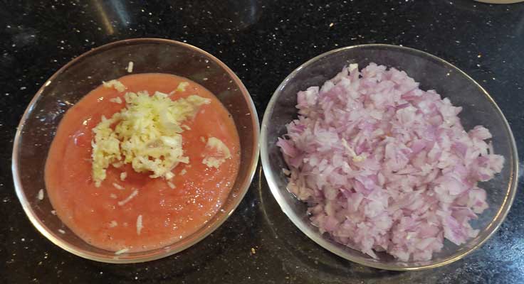Préparer tomate, oignon et ail