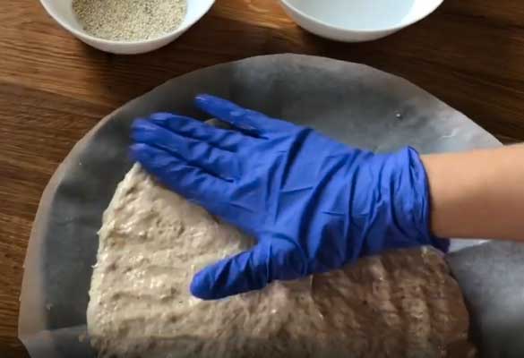 Étaler la pâte à la main
