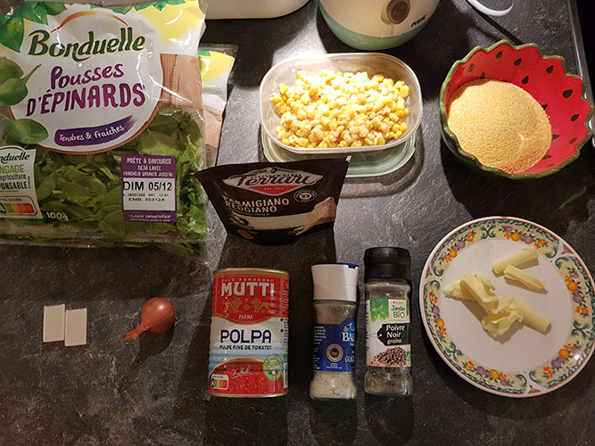 Ingrédients pour un bouillon d’épinards au maïs avec boulettes de polenta