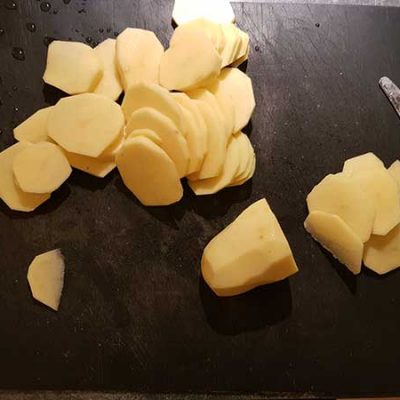 éplucher les pommes de terre 