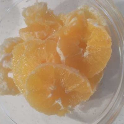 couper les oranges en rondelles