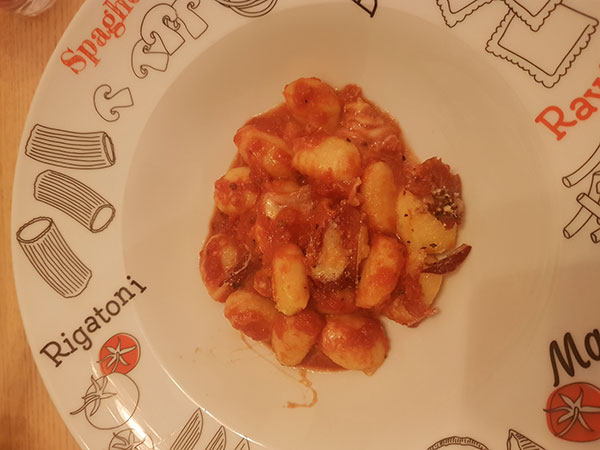 Gnocchis à la sauce tomate, basilic, jambon et mozzarella
