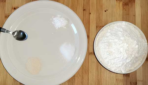 mélanger la levure + sel + sucre 