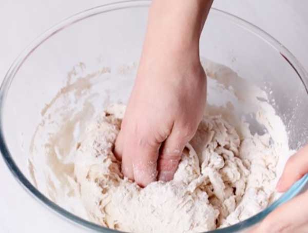 pétrir la pâte  à la main