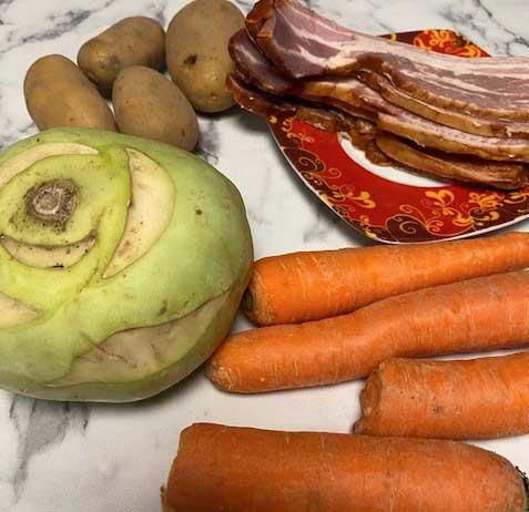 ingrédients pour la recette de chou-rave, carottes, pommes de terre à la poitrine fumée
