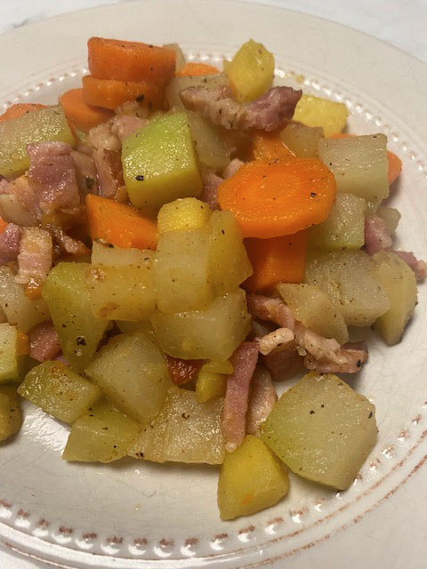 Poêlée de chou-rave, carottes et pommes de terre aux lardons