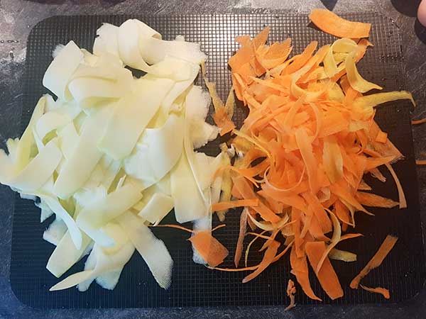 éplucher les courgettes et les carottes 