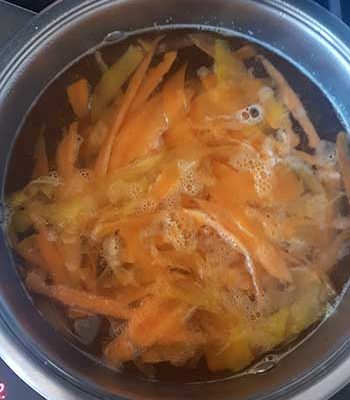 carottes dans de l'eau bouillante 
