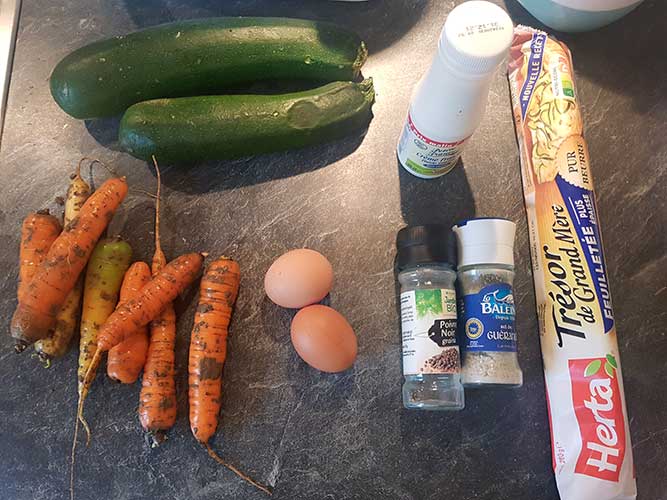 ingrédients pour une tarte salée de carottes et courgettes