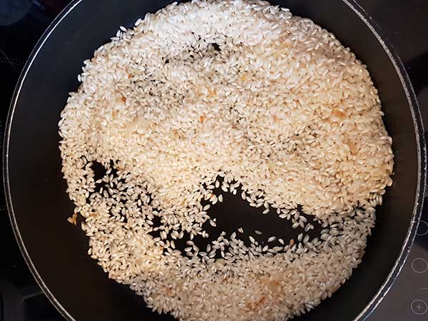 ajouter le riz (arborio ou carnaroli)