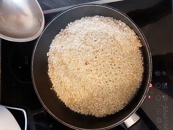 Déglacer le riz à risotto