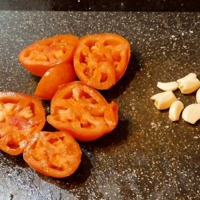 Mixer les tomates et l'ail 1