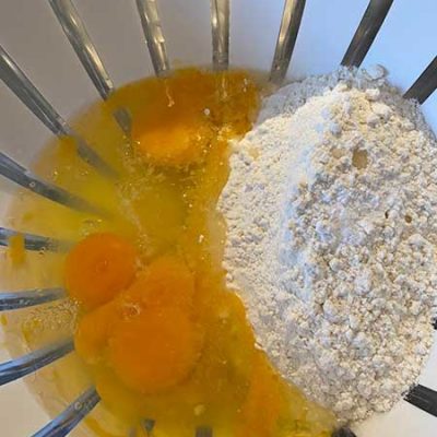 Ajouter la farine, la levure et les œufs