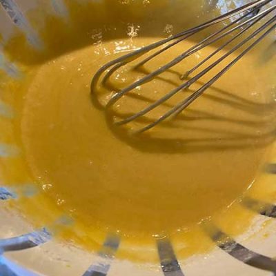Ajouter l'eau de fleur d'oranger et mélanger.