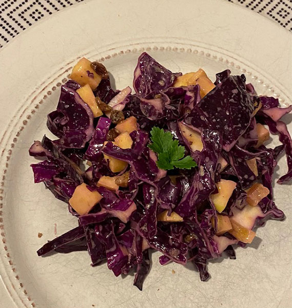 Salade de chou rouge cru , pomme verte et raisins et sa vinaigrette aux cidre