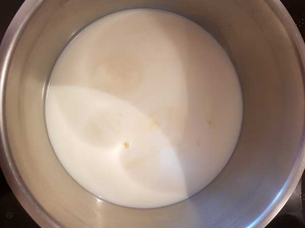 Bouillir la crème fraîche avec la vanille