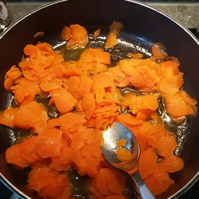 Faites revenir les carottes dans du beurre ou un peu l'huile 