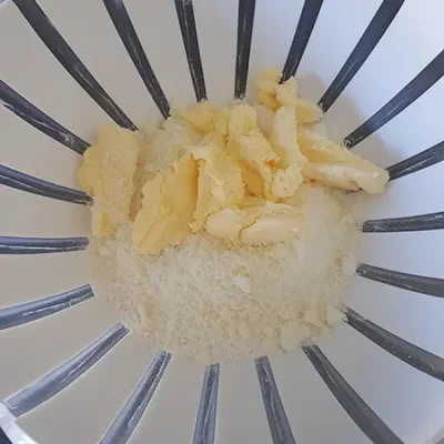 mélanger la farine avec le beurre 