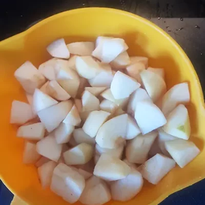 Couper les pommes en petits morceaux 