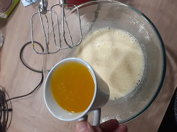 Ajouter l’huile et le beurre fondu.