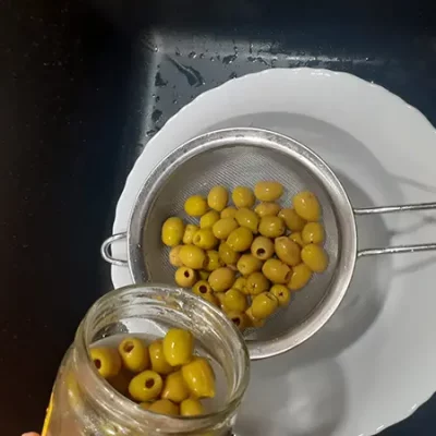 Préparer les olives vertes.
