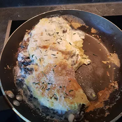 Refermer l'autre côté de l'omelette