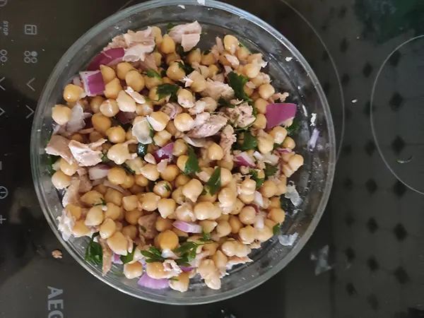 Salade de pois-chiche au thon, oignons et persil