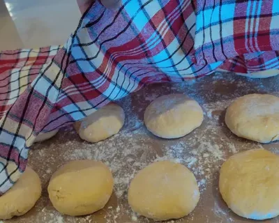 Couvrir les pâtons d’un torchon.
