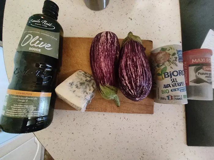 ingrédients de mini-sandwichs d’aubergine farcie au bleu d’Auvergne